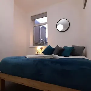  Apartment Spacious 4 Bedroom, Free Netflix, Central Location United Kingdom